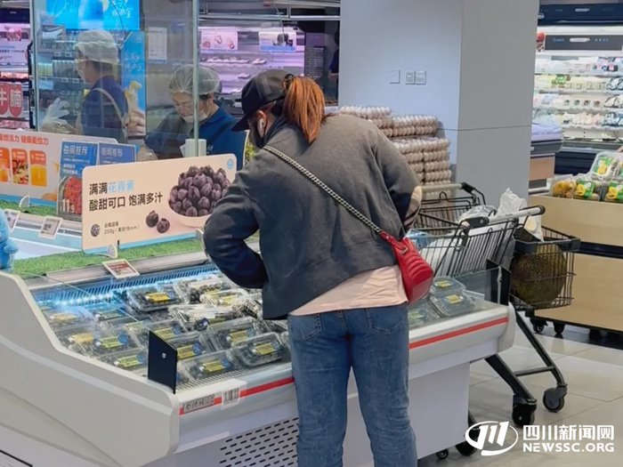 顾客正在挑选蓝莓