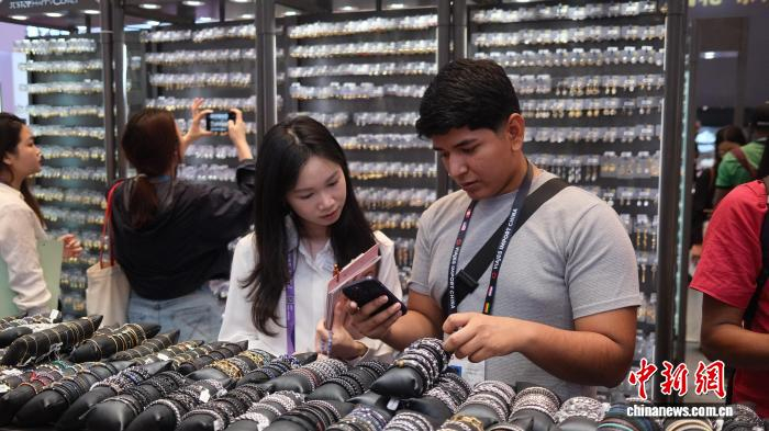 4月23日，广交会时尚饰品采购商洽谈采购细节。中新社记者 蔡敏婕 摄