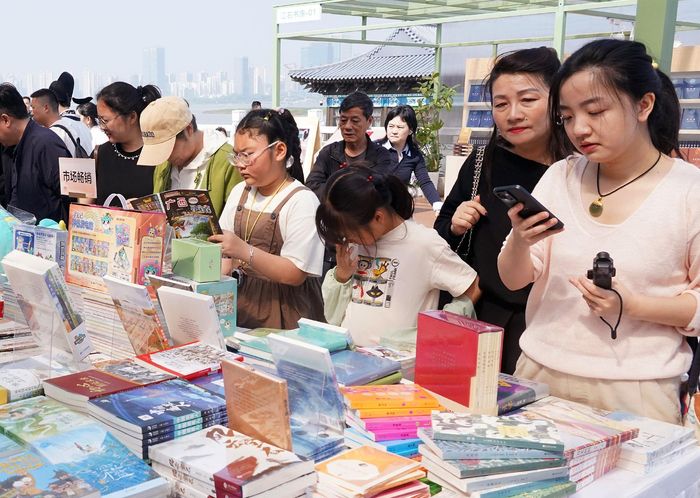 ▲图为江右书市现场。 晨报首席记者 杨鸣 图