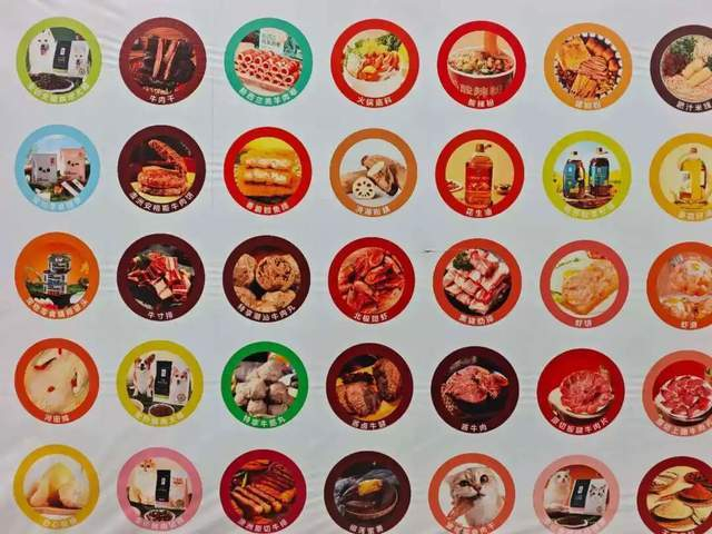 图注：东方甄选首家线下店装修围挡上展示的自营商品。Tech星球拍摄