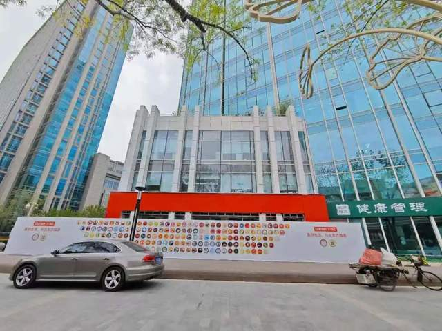 图注：东方甄选首家线下店即将在北京海淀区开业，目前还在装修。Tech星球拍摄