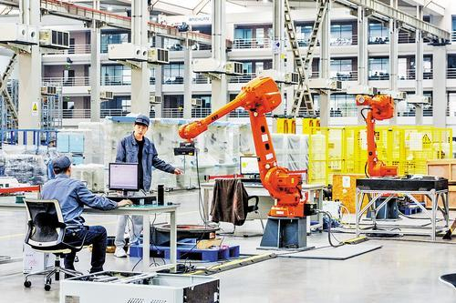     4月16日，唐山百川机器人共享制造工厂，技术人员在车间调试设备。本报记者 赵杰摄