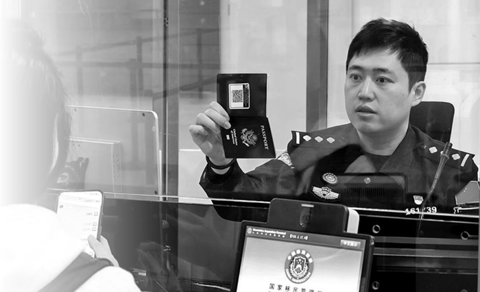         民警指尖快速操作，证件核验、人像比对、加盖验讫章，一名旅客便完成了通关。 本报记者 王迪 摄
