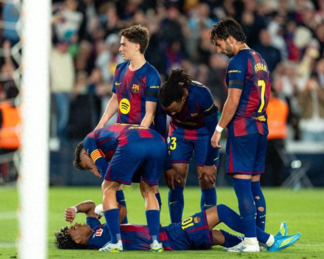 4月22日，巴塞罗那队球员亚马尔（下）在比赛中受伤。新华社发（胡安·戈萨摄）
