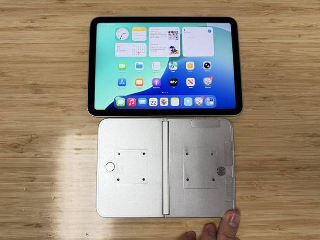 折叠 iPhone 机模和 iPad mini 对比，图源：X@VadimYuryev