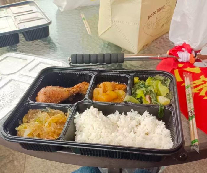 学生中午吃的盒饭 图源：锦观新闻