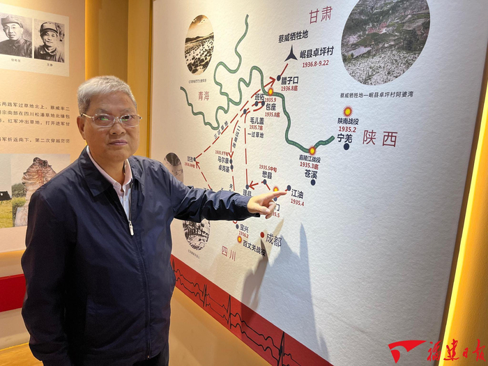 蔡述波在蔡威事迹展览陈列馆讲述蔡威烈士在长征途中的故事。
