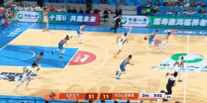 举火烧天！麦基跟进无视防守直接单臂大隔扣砸进