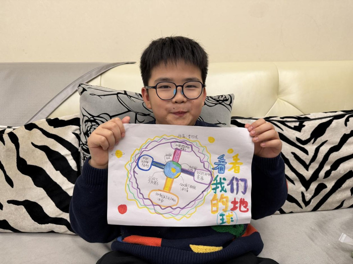 浙江省杭州市萧山区南都小学学生李四光展示自己做的阅读思维导图（受访者供图）