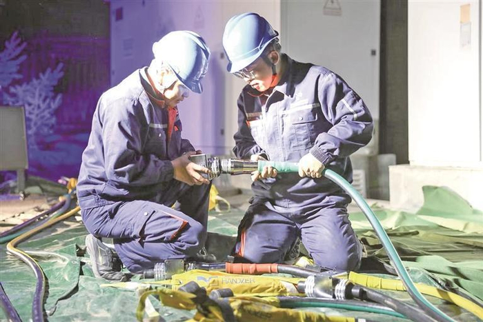 国网西宁供电公司不停电作业中心工作人员在10千伏实十路开展不停电更换环网柜工作。通讯员 丁有鹏 摄