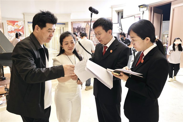 郑州市管城回族区人民法院法官在短剧拍摄现场，询问版权管理等相关情况。受访者供图