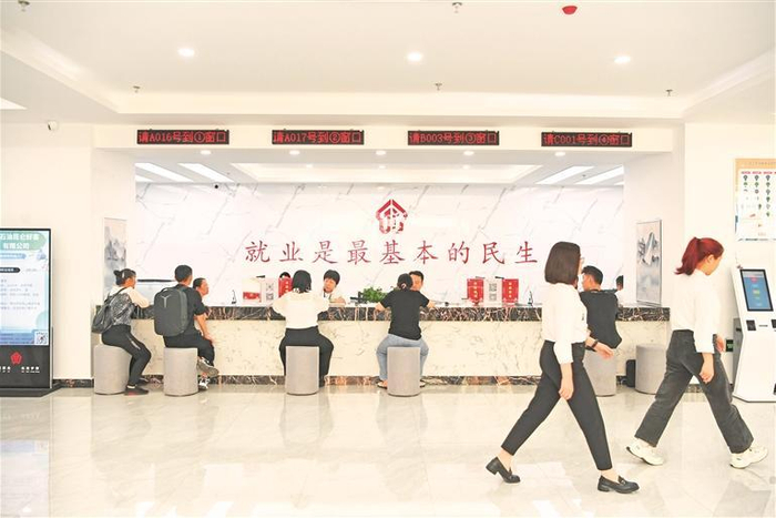 南明区零工市场高效对接供需两端。  赵松 摄