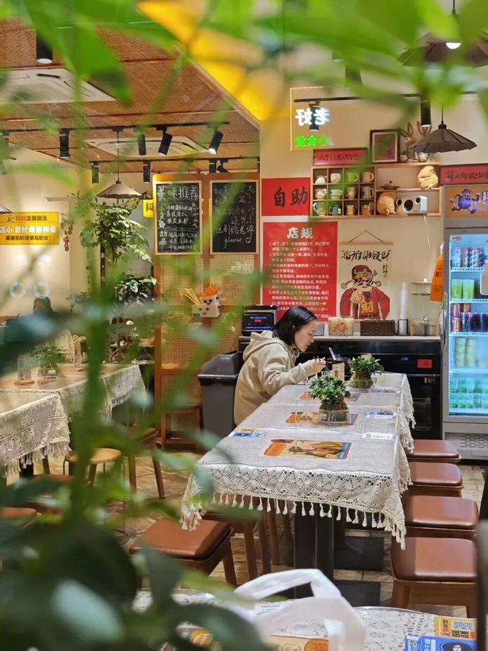像咖啡店一样的一人食小店，吸引女性消费者。 吴越摄