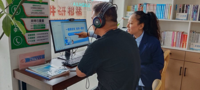 正在乐自高速井研服务区政务服务窗口办证的货车司机。（受访者供图）