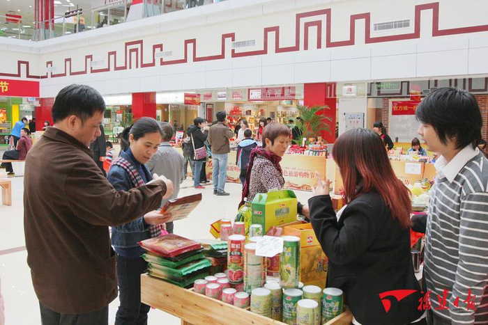 游客在大嶝对台小额商品交易市场购买商品。