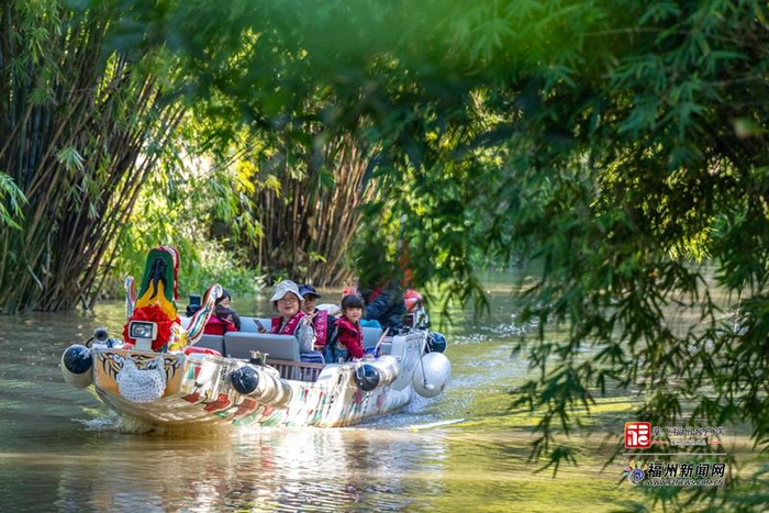游客体验福州内河游。（资料图）