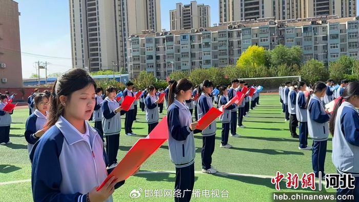 图为邯山区职教中心学生在分会场参加“万人读邯郸”全民阅读活动。 蒲卓 摄