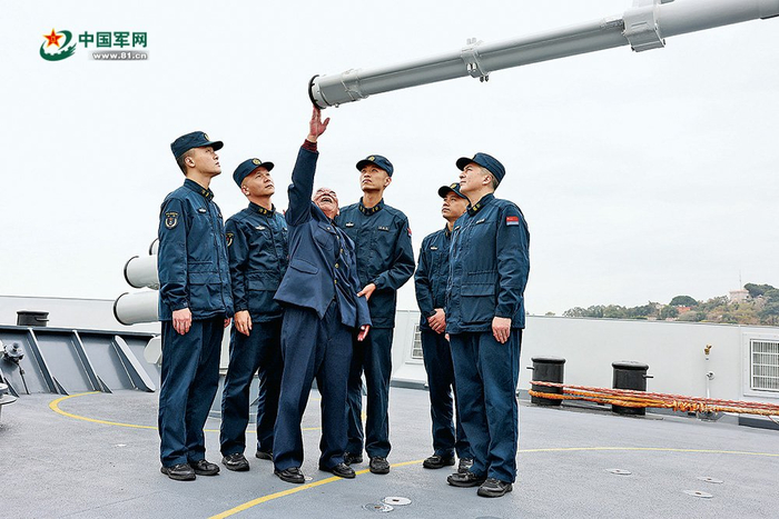 　　84岁的588艇原轮机班长王木昌（左三）参观第五代“海上猛虎艇”红河舰。刘嘉 摄