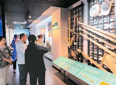图为台湾嘉宾在洞头望海楼参观。