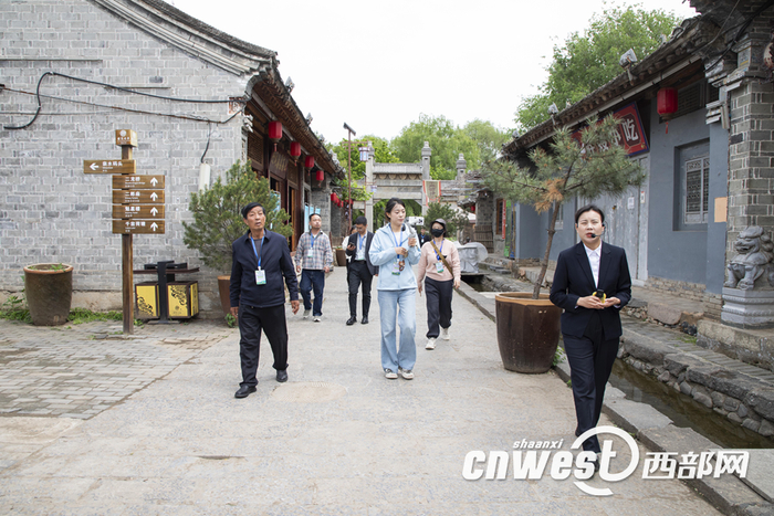 调研采风团在棣花古镇采风