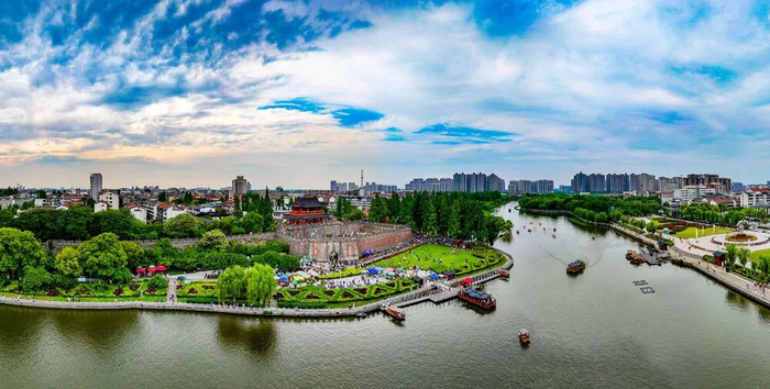荆州古城护城河畔花红柳绿。张梦瑶 摄