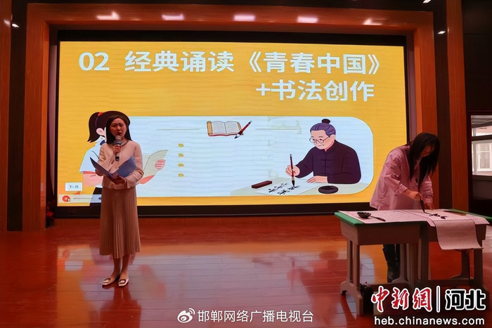 图为文艺志愿者在邯山区实验小学进行经典诵读和书法创作。　陈征 摄