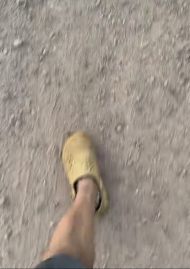 杨磊出逃时穿着洞洞鞋和短裤。图片来自受访者