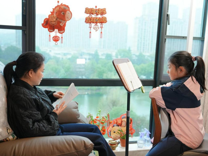 浙江省杭州市萧山区南都小学学生和家长一起品读经典（受访者供图）