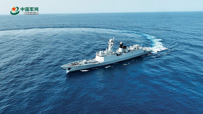 　　海军红河舰进行舰艇机动转向。李政操摄