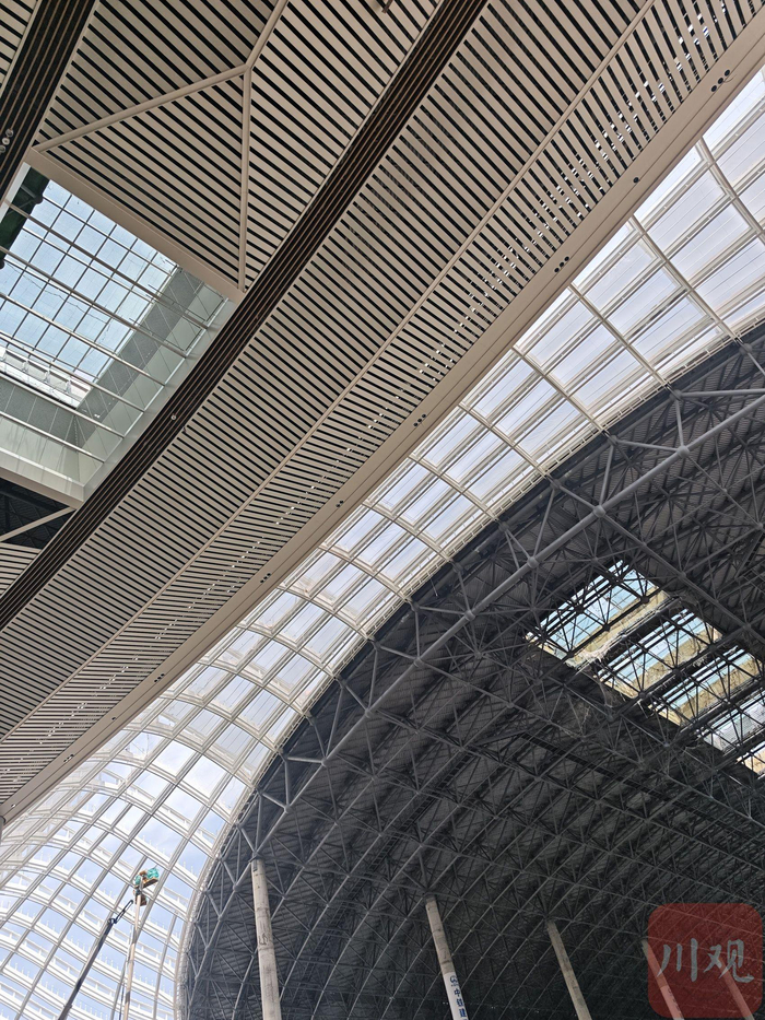 成都铁路枢纽天府站建筑顶部。