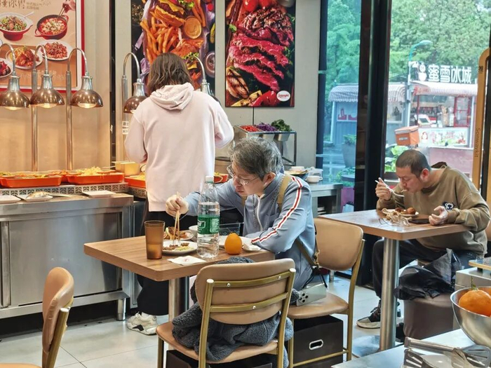 安亭财富广场，一人食餐饮店数量不少。吴越摄
