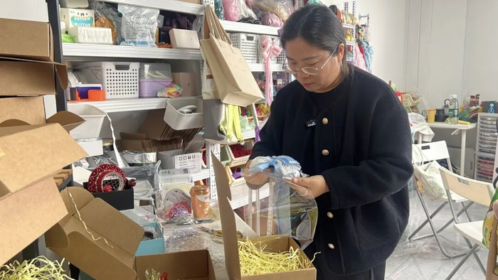 石霞虹在发货。