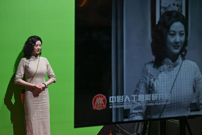 中国电影科技企业展示“一人千面”AI技术。新华社记者 陈诚 摄