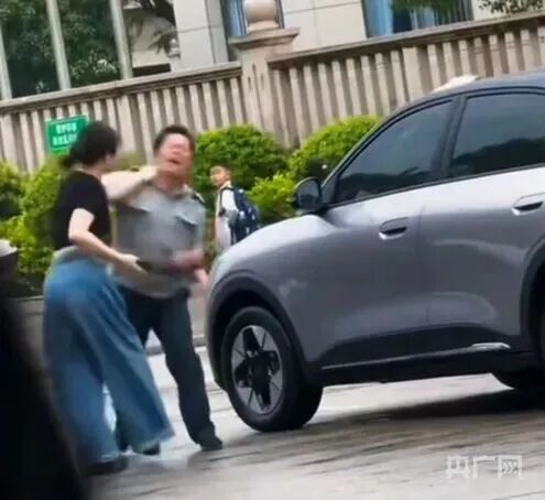▲近日，陕西警方破获一起命案积案，犯罪嫌疑人尹某抢劫出租车杀害女司机，潜逃18年后终被抓捕归案。详情
