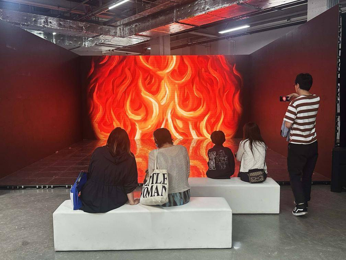 观众在北影节“无界沉浸影院”体验沉浸式影像作品。新华社记者 杨淑君 摄