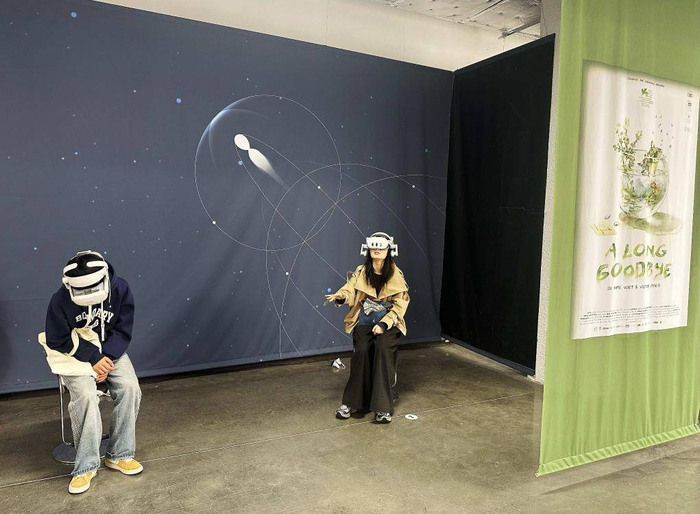 观众在北影节“无界沉浸影院”体验VR作品。新华社记者 杨淑君 摄