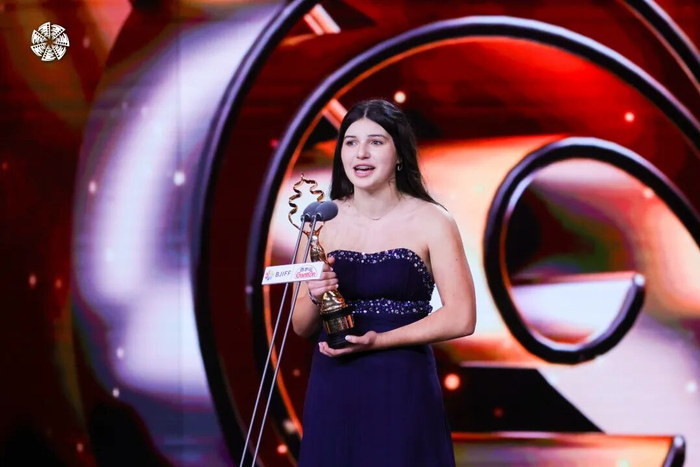 《山火之后》马达莱娜·库尼亚获最佳女配角奖
