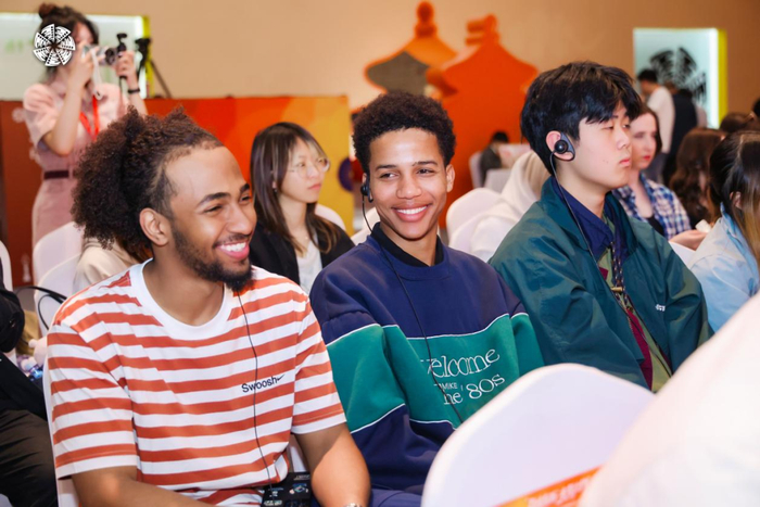 在华留学生被现场精彩的沙龙讨论所吸引 （供图 北京国际电影节组委会）