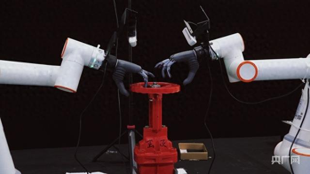 人工智能双臂协作实验（央广网记者吕倩媛 摄）