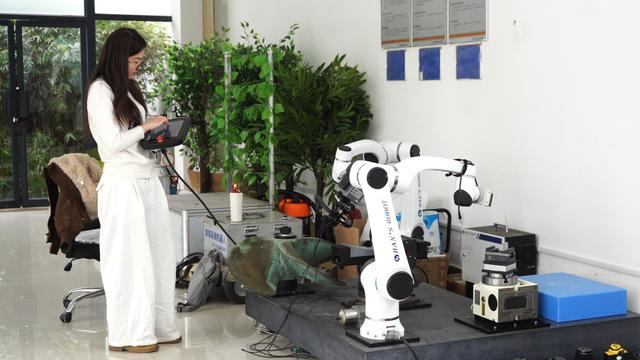 学生在实验室内开展实验（央广网发 王振 摄）