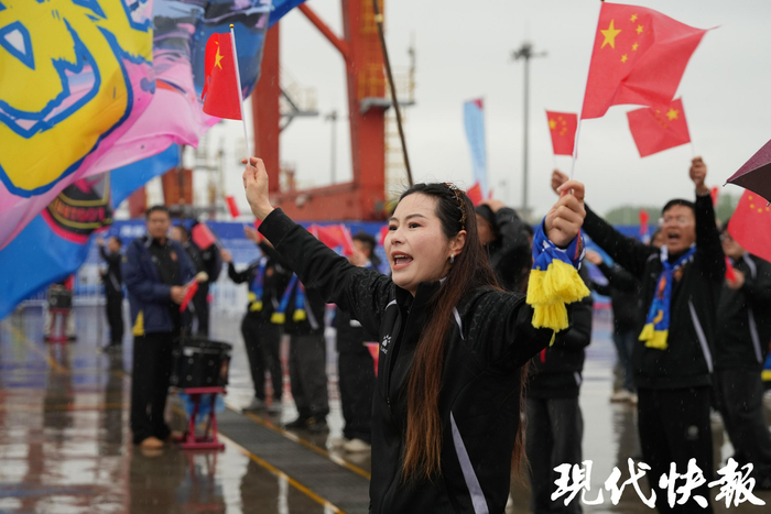 市民挥舞国旗，欢迎泰州舰回家