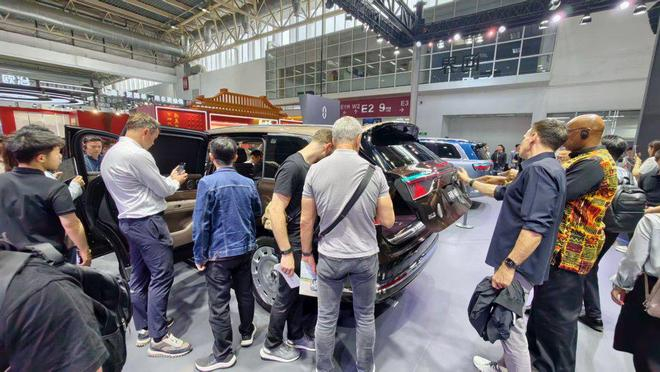 ▲2026款问界M9展车周围出现大批海外面孔