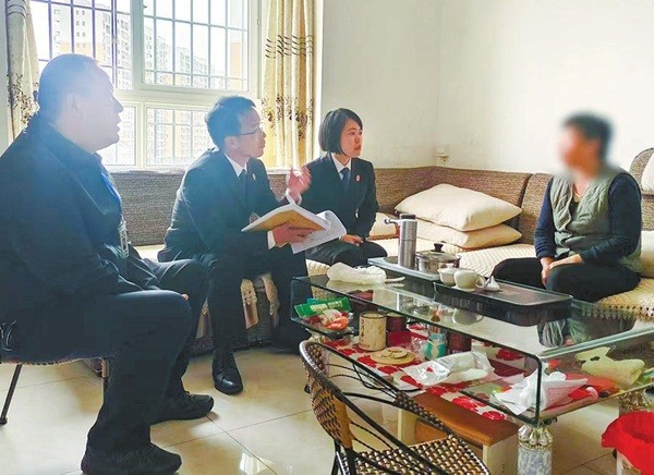 图为福建省闽侯县人民法院上街人民法庭法官陈华吉（左二）和调解员到当事人家中走访了解村里“外嫁女”情况。杨乘风 摄