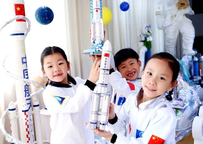 4月20日，浙江杭州市丁信幼儿园开展以“逐梦航天 童心向未来”为主题的航天节活动。周方玲摄