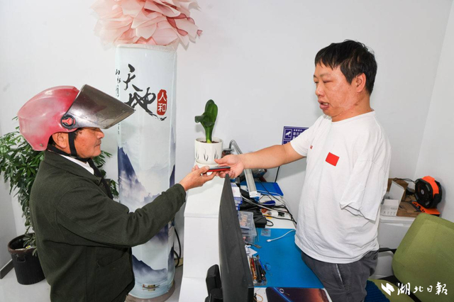 图为周凯在接待客户。（湖北日报全媒记者 成熔兴 摄） 