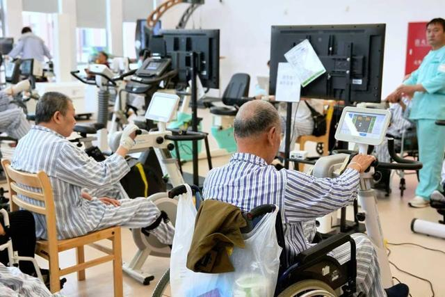图说：同济附属养志康复医院患者使用康复机器人进行康复。
