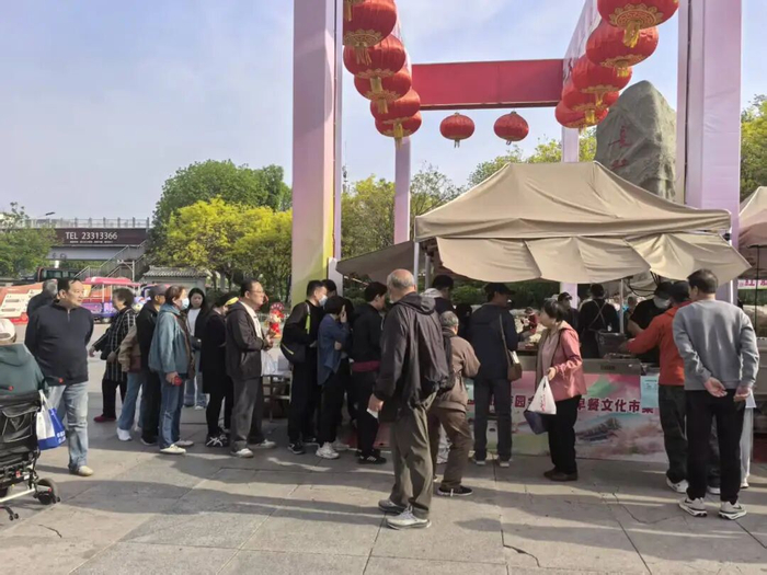 市集上市民排队购买早餐