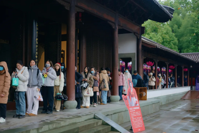 《太平年》播出后前来杭州钱王祠打卡的游客