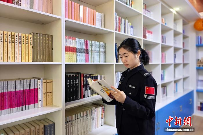 图为吉隆出入境边防检查站民警李念正在阅读。肖富贵 摄