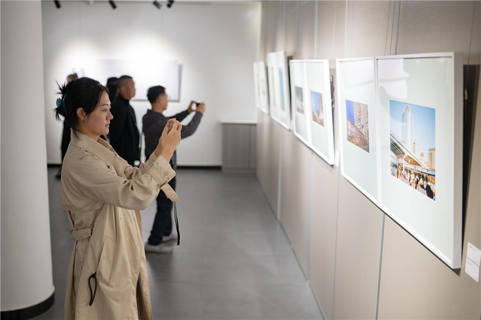 市民观展打卡。